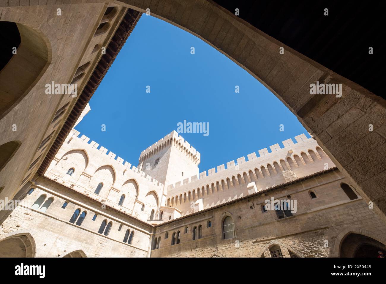 Avignon France. Cour intérieure de l'impressionnant Palais des Papes, Palais des Papes, dans la vieille ville d'Avignon., Avignon, Provence, sud de la France. Banque D'Images