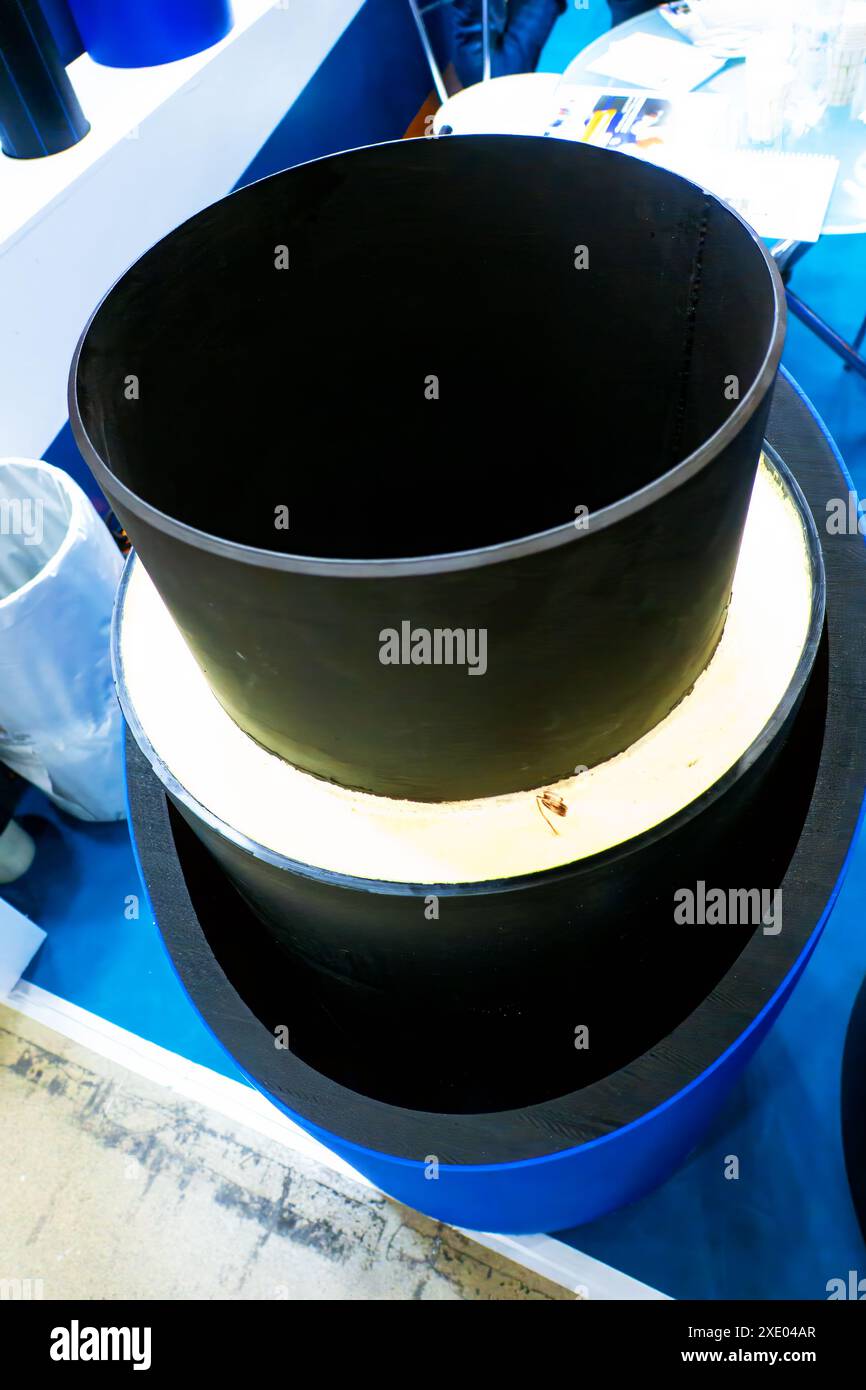 Section d'un tuyau en plastique de grand diamètre avec isolation thermique. Banque D'Images