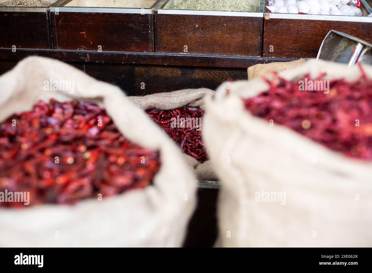 Les piments rouges secs se stockent dans un sac à une épicerie. Singapour. Banque D'Images