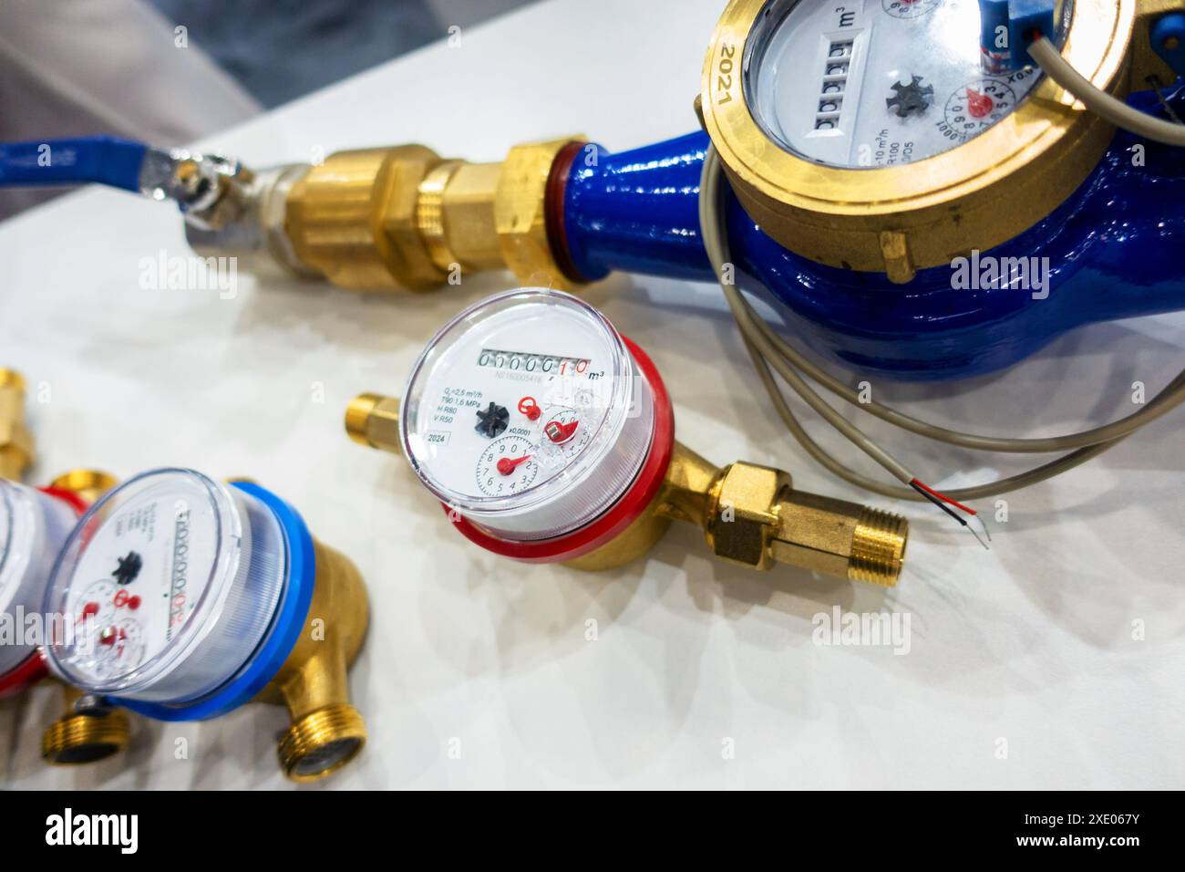 Compteurs d'eau à palettes avec sortie d'impulsions pour enregistrer le volume d'eau. Banque D'Images