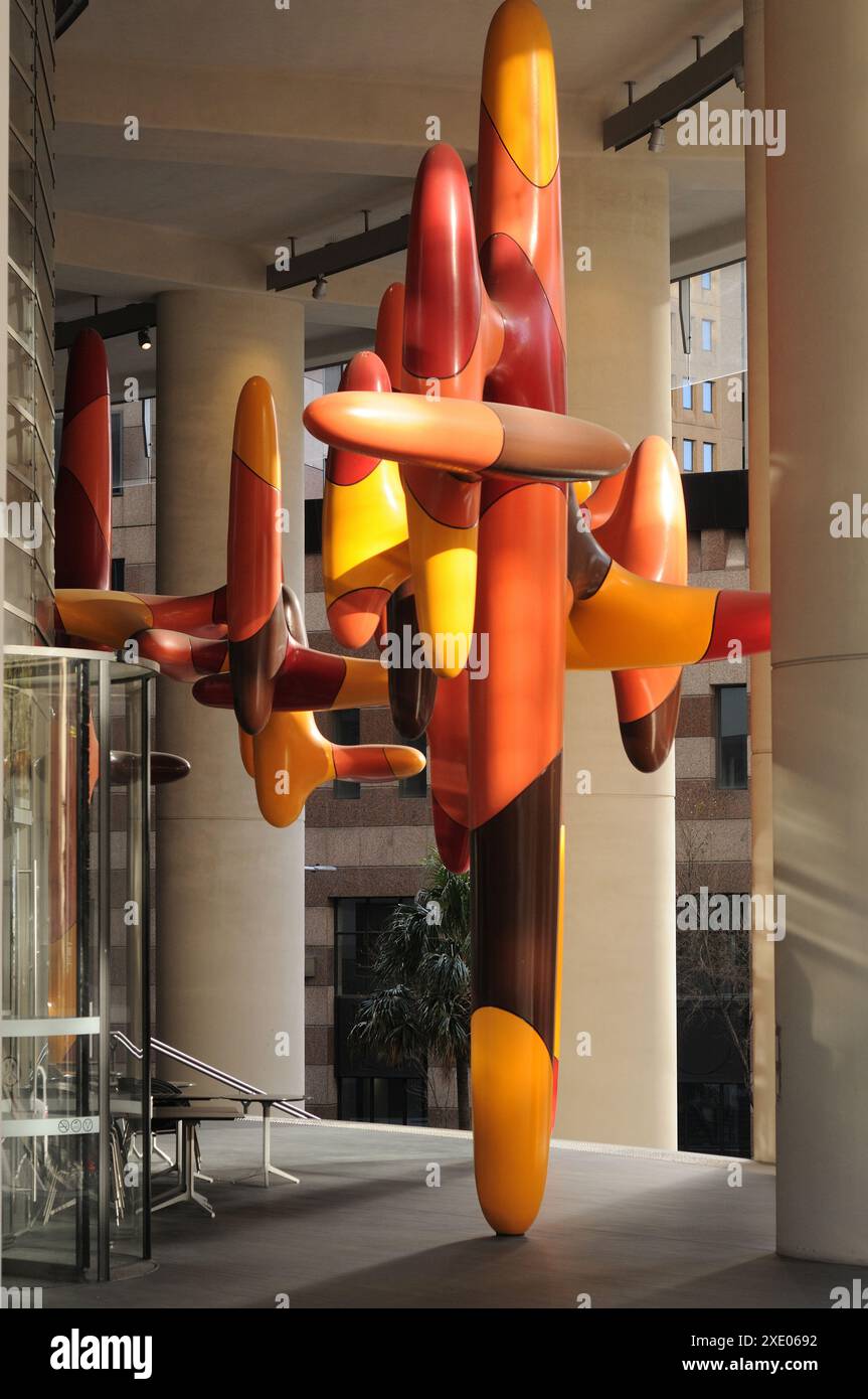 Day In, Day Out, grande sculpture colorée de l'artiste James Angus sous la lumière du soleil dans le portique d'entrée ouvert du 1 Bligh St dans le quartier des affaires de Sydney Banque D'Images
