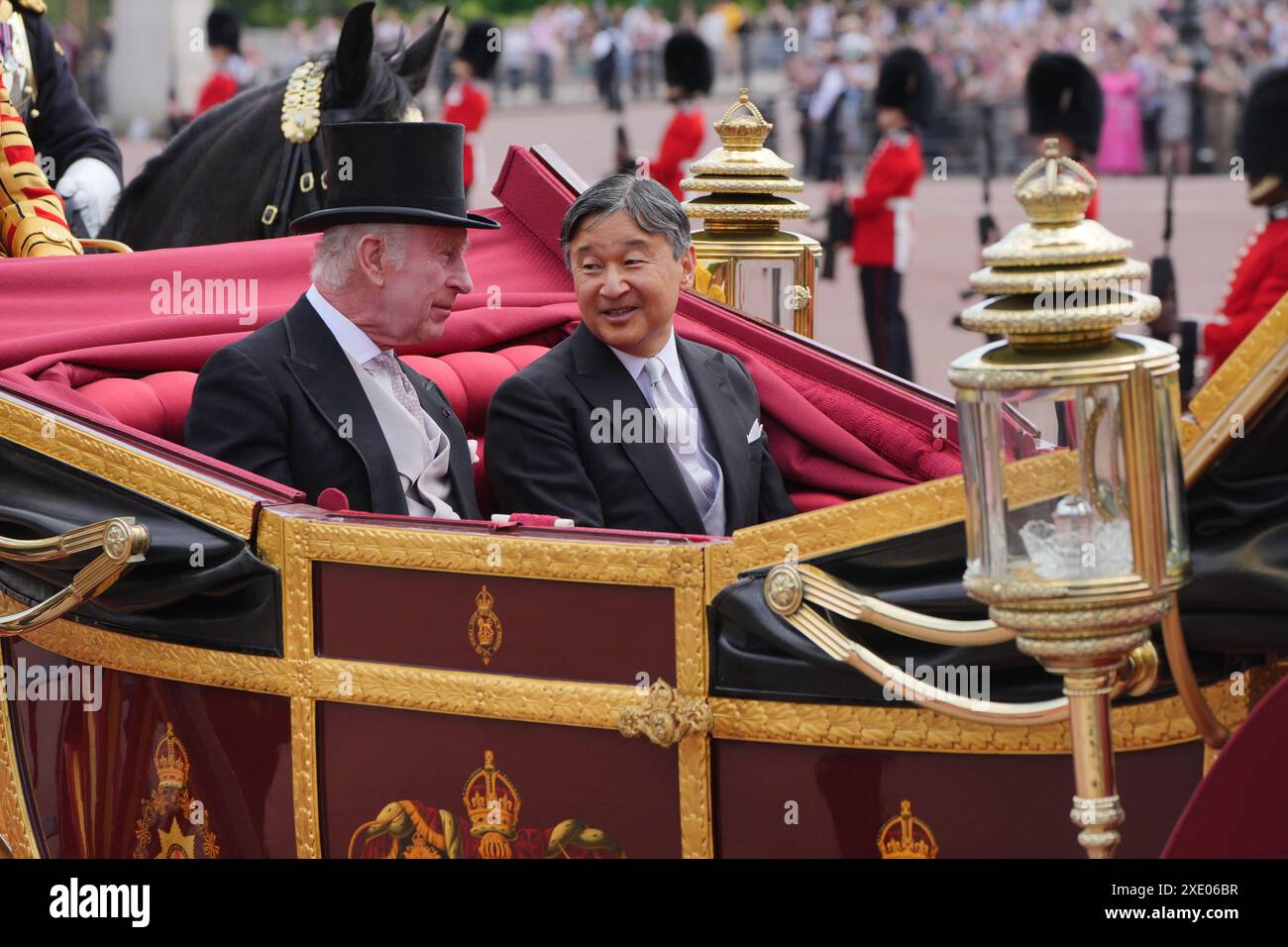 Le roi Charles III et l'empereur Naruhito du Japon arrivant au palais de Buckingham, à Londres, lors de sa visite d'État au Royaume-Uni. Date de la photo : mardi 25 juin 2024. Banque D'Images