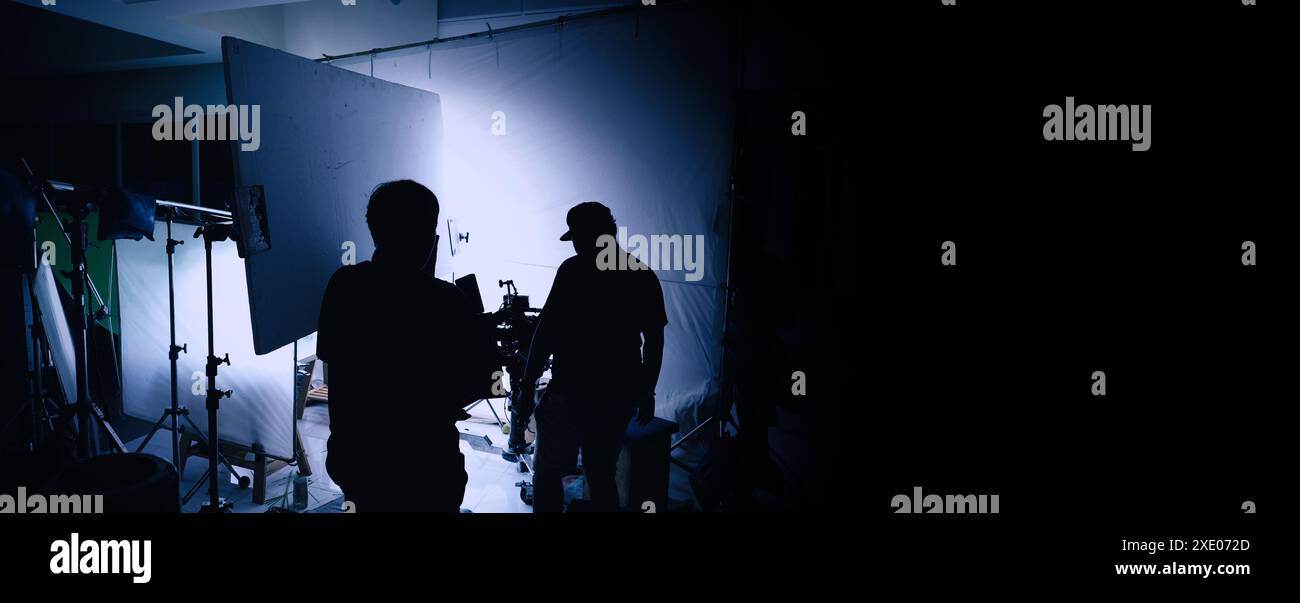 Production vidéo ou studio de production de film utilisé pour le tournage de vidéographies ou de photographies et de sets de photos. Caméra vidéo professionnelle et équipe de tournage ma Banque D'Images