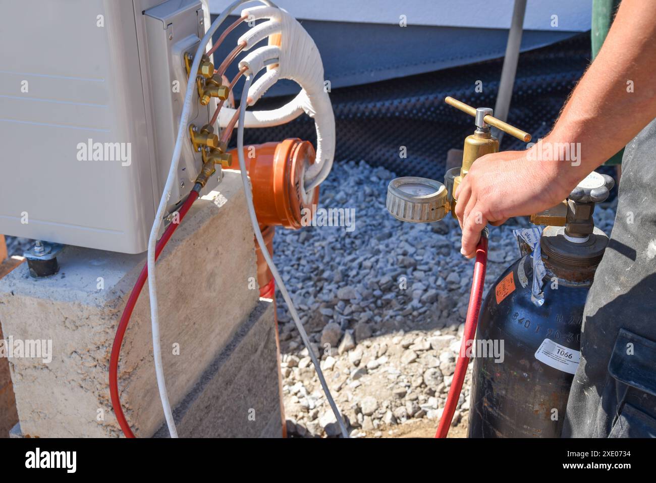 Artisan et bouteille de gaz sous pression pour vérifier le tuyau en cuivre Banque D'Images