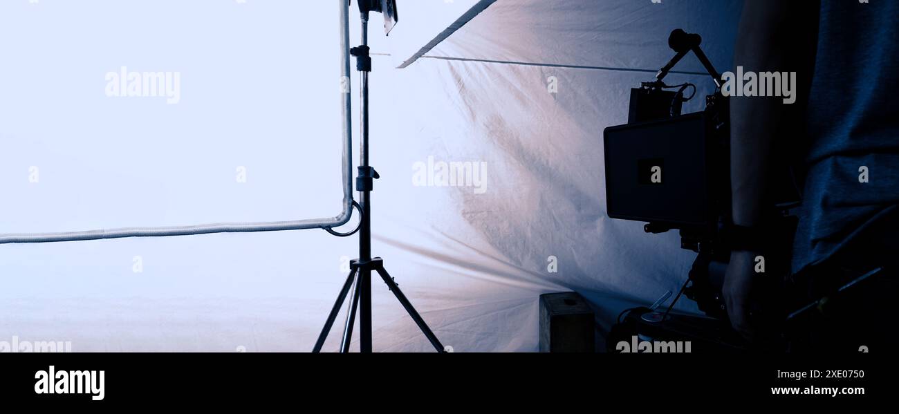 Production vidéo ou studio de production de film utilisé pour le tournage de vidéographies ou de photographies et de sets de photos. Caméra vidéo professionnelle et équipe de tournage ma Banque D'Images
