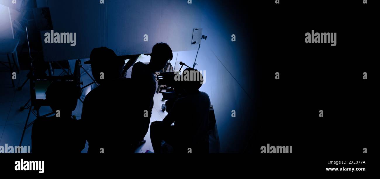 Production vidéo ou studio de production de film utilisé pour le tournage de vidéographies ou de photographies et de sets de photos. Caméra vidéo professionnelle et équipe de tournage ma Banque D'Images