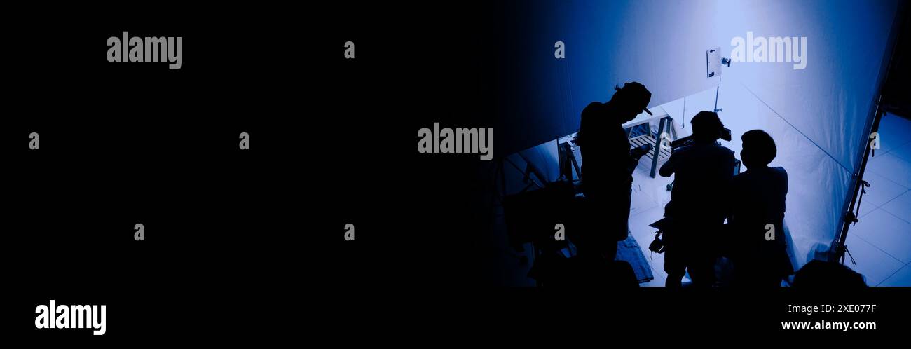 Production vidéo ou studio de production de film utilisé pour le tournage de vidéographies ou de photographies et de sets de photos. Caméra vidéo professionnelle et équipe de tournage ma Banque D'Images