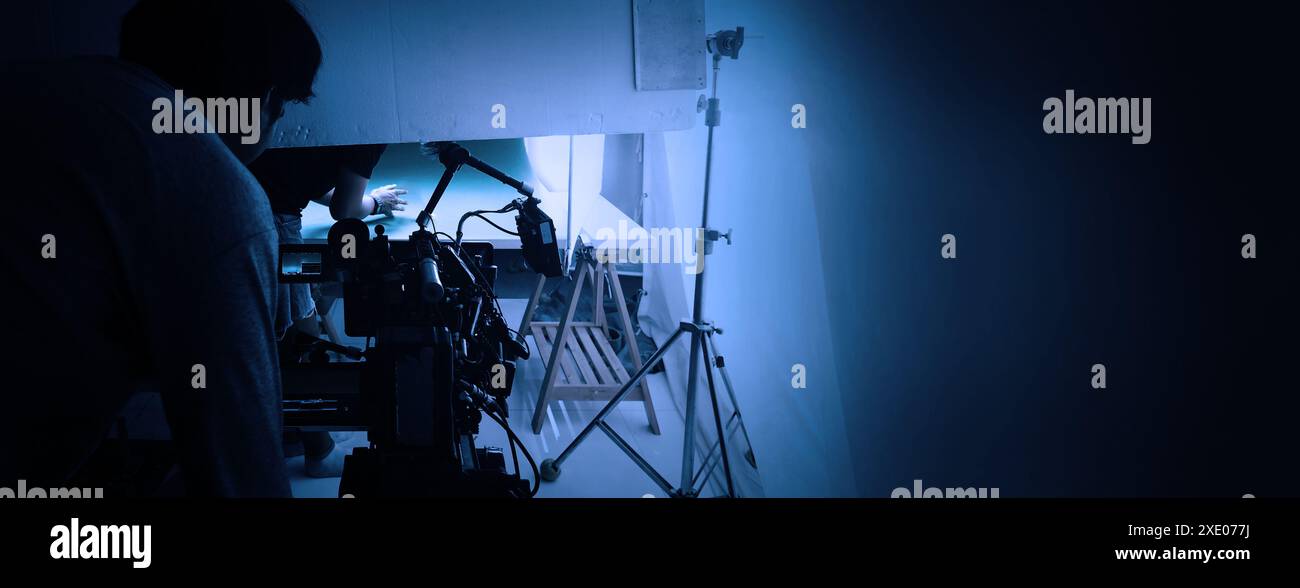 Production vidéo ou studio de production de film utilisé pour le tournage de vidéographies ou de photographies et de sets de photos. Caméra vidéo professionnelle et équipe de tournage ma Banque D'Images