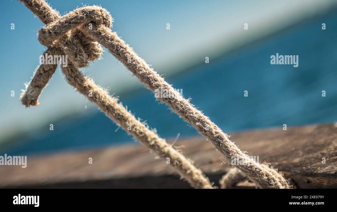 Cordes suspendues sur yacht de croisière Banque D'Images