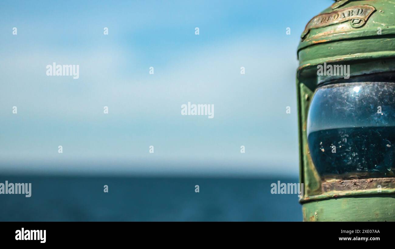 Lanterne verte vieillie sur yacht de croisière Banque D'Images