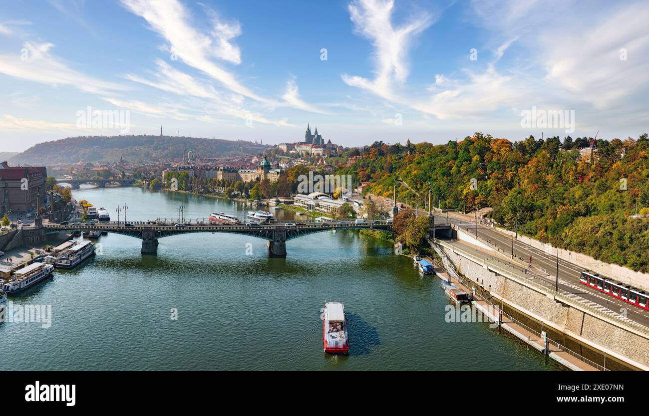 Vue aérienne de Prague depuis la rivière Vltava Banque D'Images