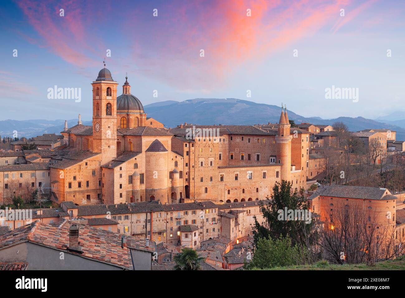 Urbino, Italie ville fortifiée médiévale dans la région des Marches au crépuscule. Banque D'Images