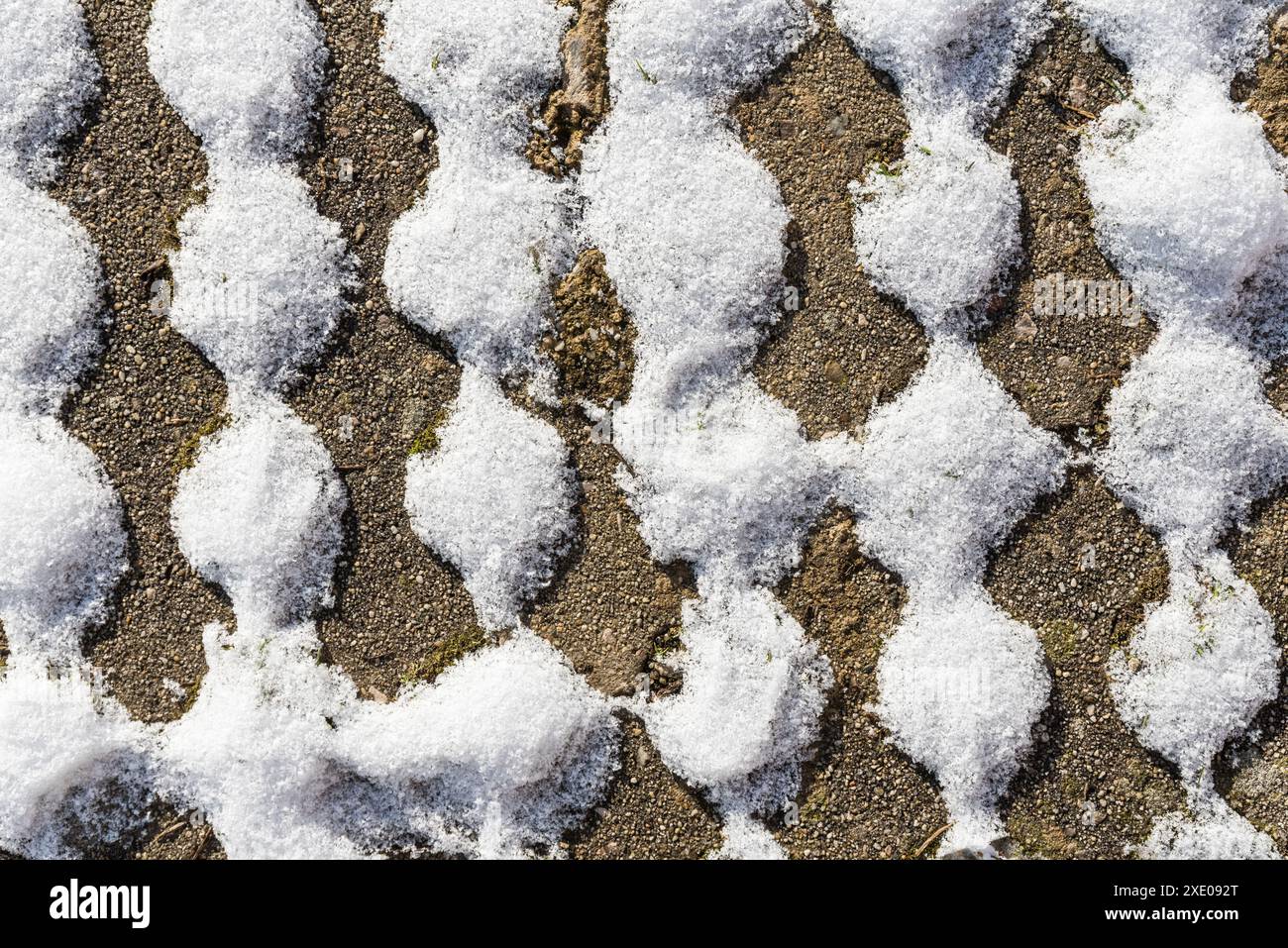 Motif ondulé après une chute de neige comme arrière-plan Banque D'Images