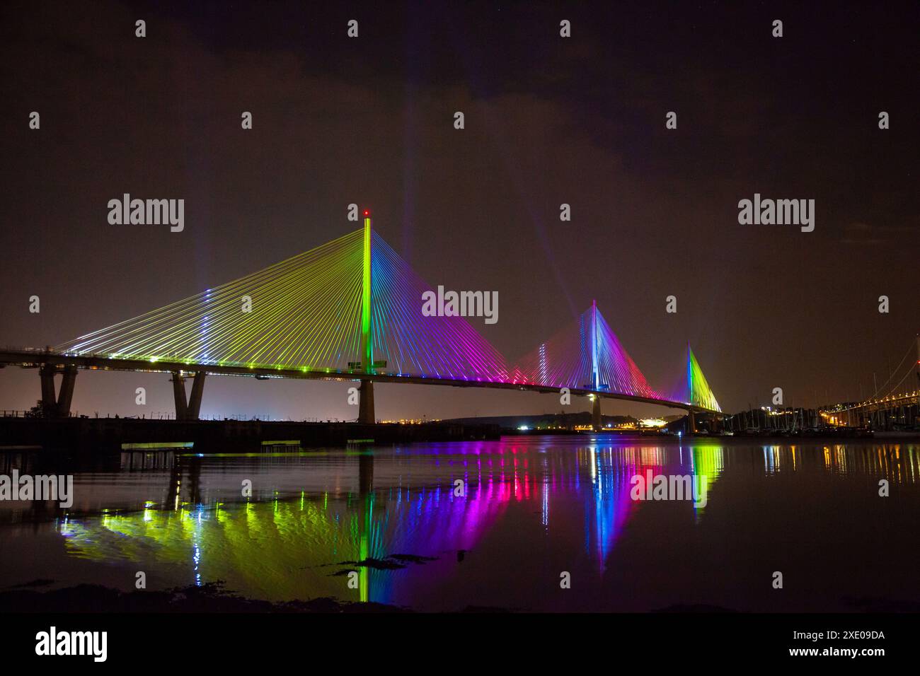 Un spectacle lumineux unique et spectaculaire qui éclaire le Queensferry Crossing avant l'ouverture officielle Banque D'Images