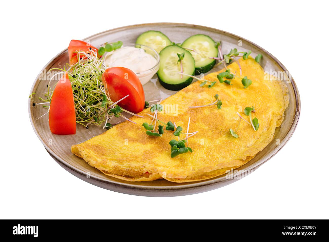Omelette au fromage et au persil, tomates tranchées et concombres dans l'assiette Banque D'Images