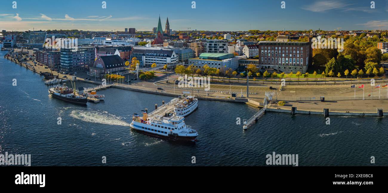 Panorama du centre-ville de Kiel et du port avec ligne de ferry. Kiel Fjord Museum Harbour au premier plan Banque D'Images