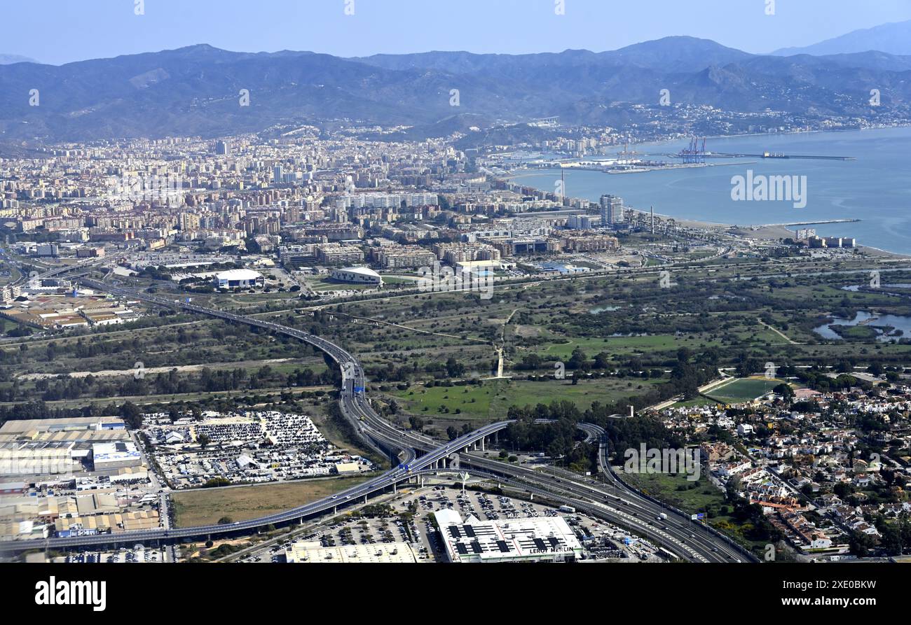 Vue aérienne du littoral, mer, zone construite, estuaire de la rivière Guadalhorce, jonction autoroute ma-20 ma-23 et ville de montagnes de Malaga, Espagne Banque D'Images