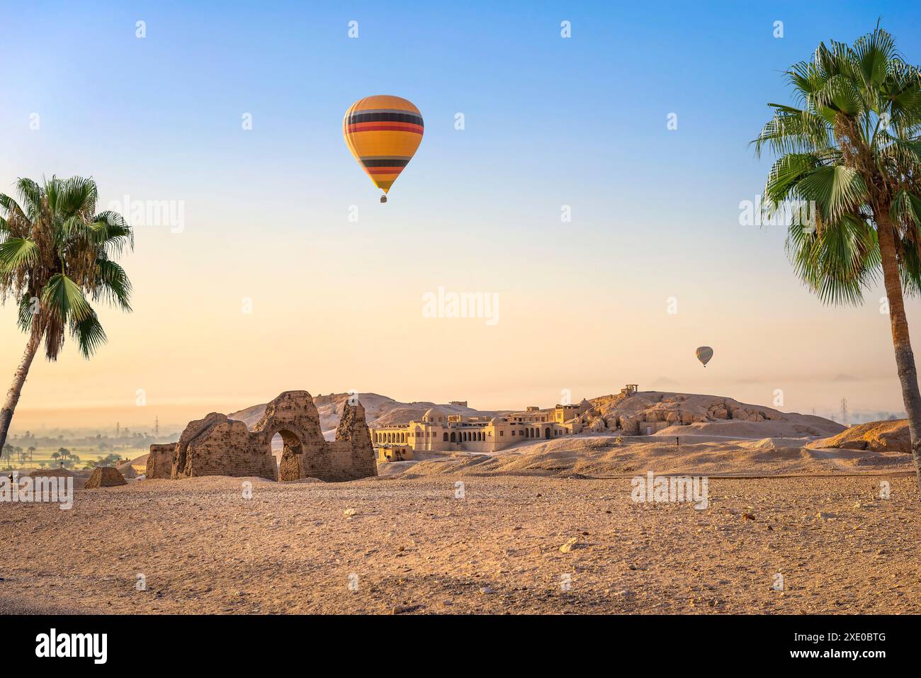 Montgolfière dans le désert Banque D'Images