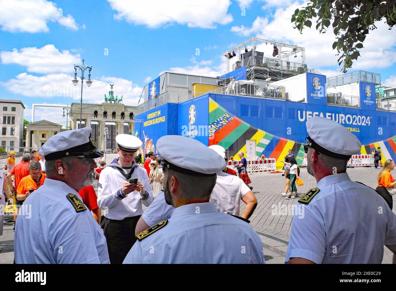 Pariser Platz im Zeichen der EM 2024 *** Pariser Platz sous le signe du Championnat d'Europe 2024 Banque D'Images