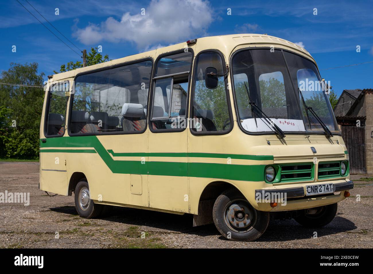 Bus vintage de 16 places 'bulles' au soleil Banque D'Images