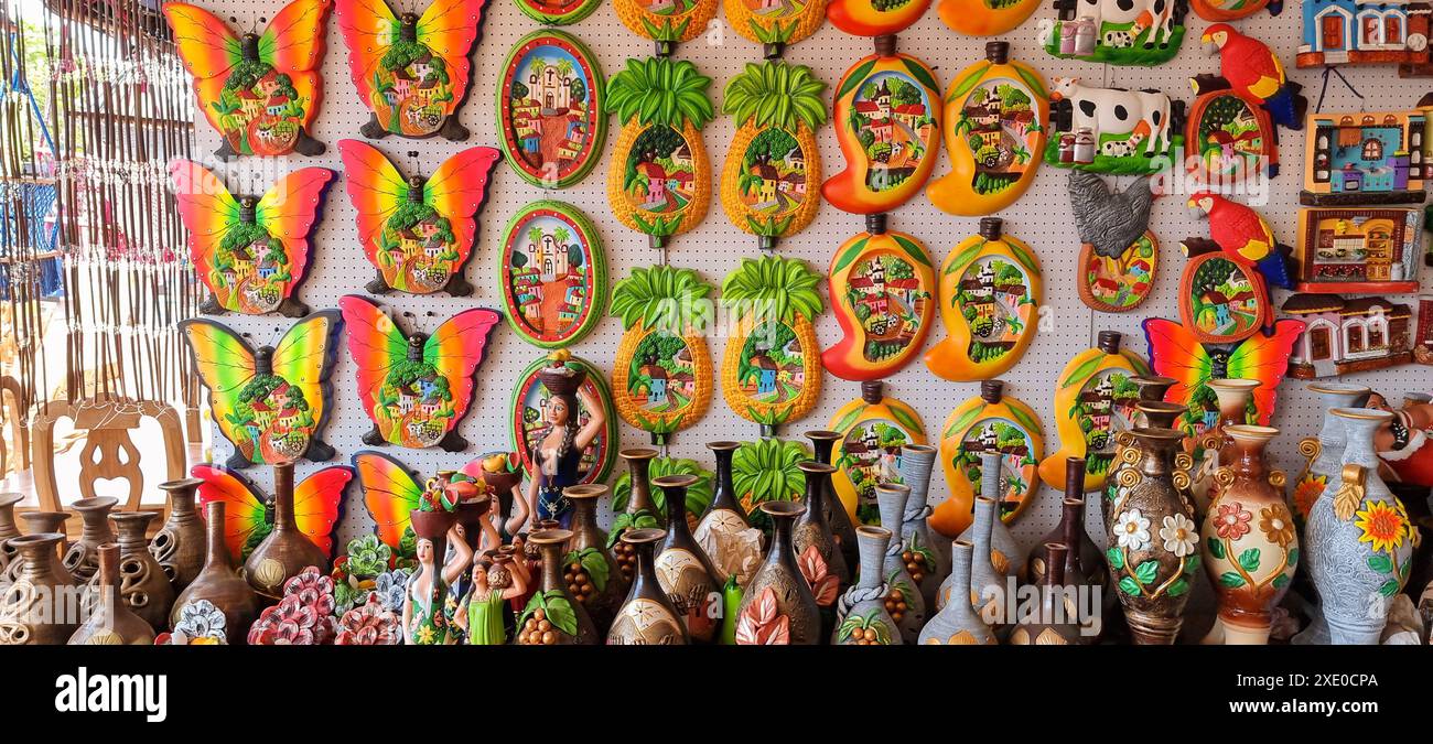 Panama, ville de David, objets en bois colorés exposés, à la foire annuelle. Banque D'Images