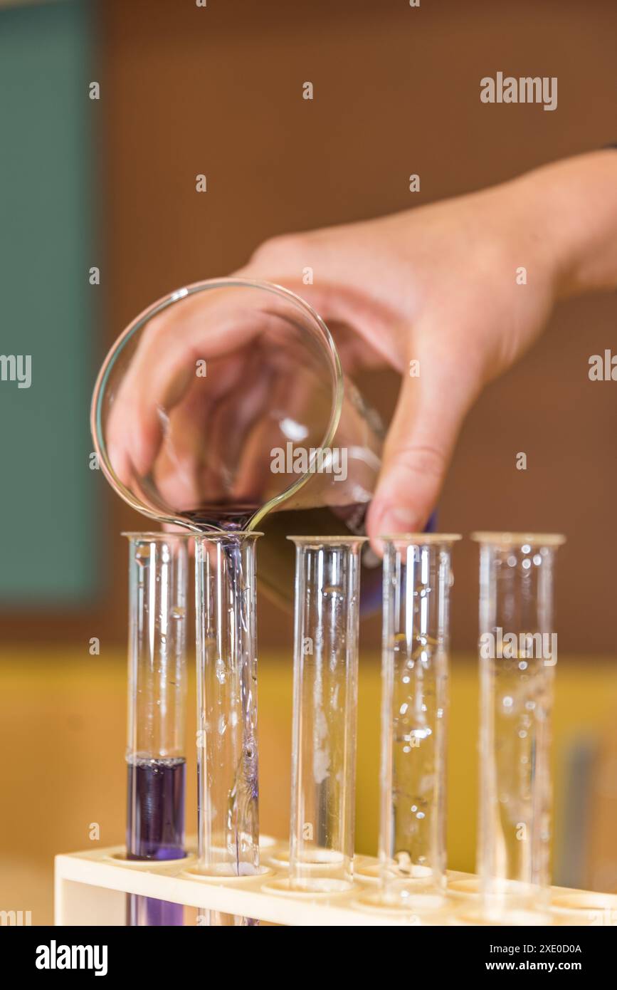 Expérience en laboratoire de chimie - réaction chimique de l'acide et de la base Banque D'Images