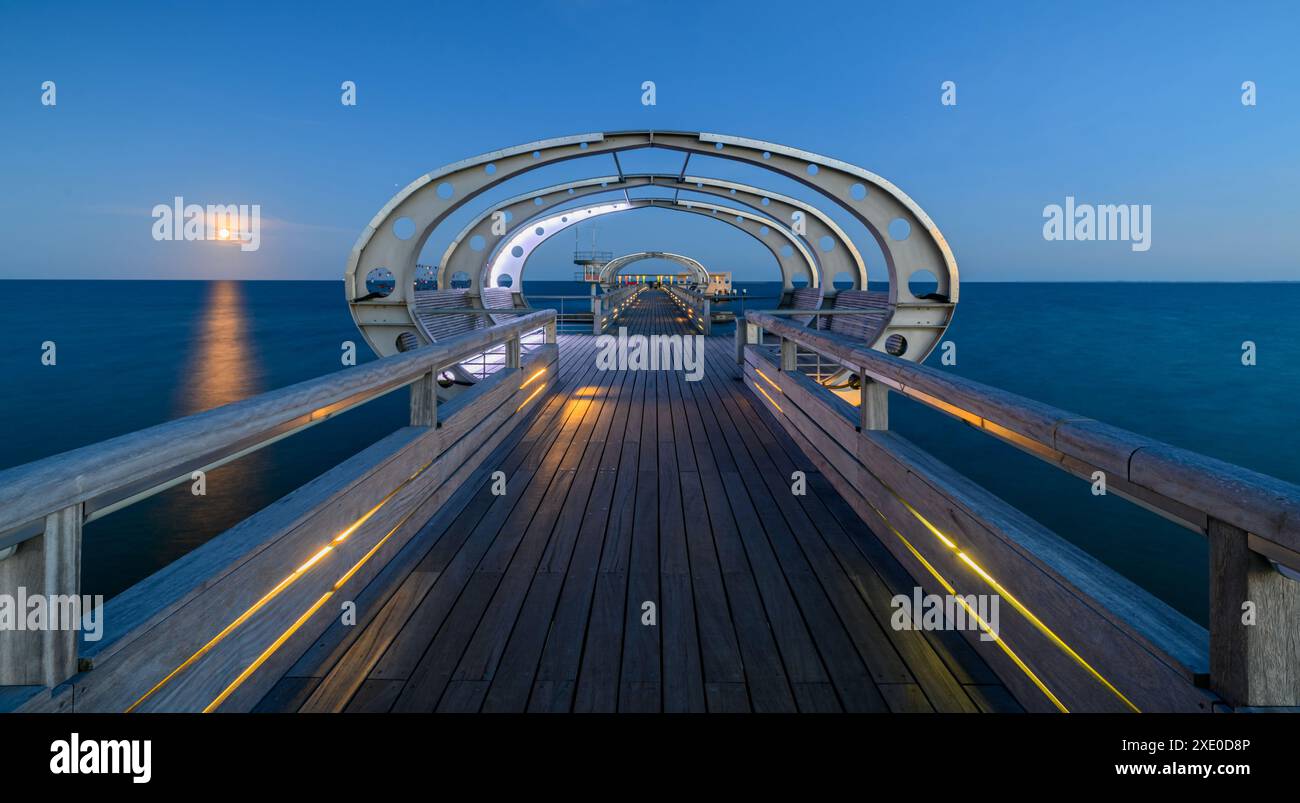 Jetée illuminée sur la station balnéaire de la mer Baltique de Kellenhusen après le coucher du soleil. Vue sur la station balnéaire de la mer Baltique Kel Banque D'Images