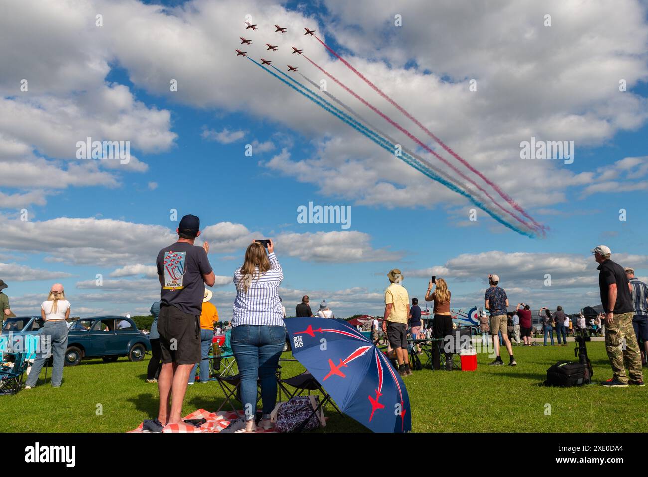 L'équipe d'affichage des flèches rouges de la RAF présente au Sywell Airshow 2024 dans le Northamptonshire, au Royaume-Uni. Arrivée dans Diamond Nine sur les passionnés avec Merch Banque D'Images