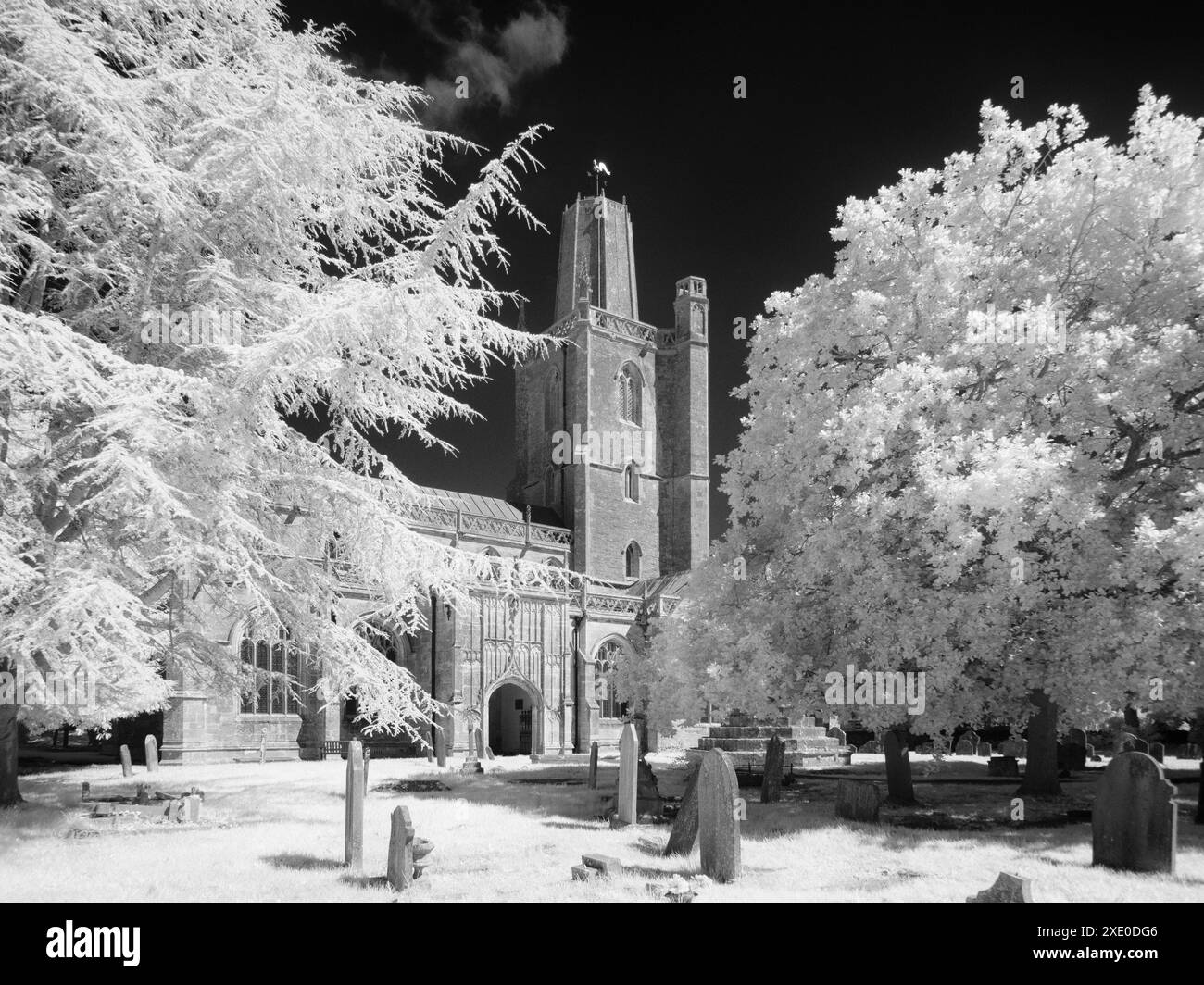 Image infrarouge de l’église St Mary dans le village de Yatton, North Somerset, Angleterre. Banque D'Images