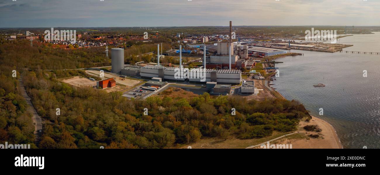 Vue de la centrale côtière avec accumulateur de vapeur. L'usine de cogénération modulaire à moteur à gaz dans Banque D'Images