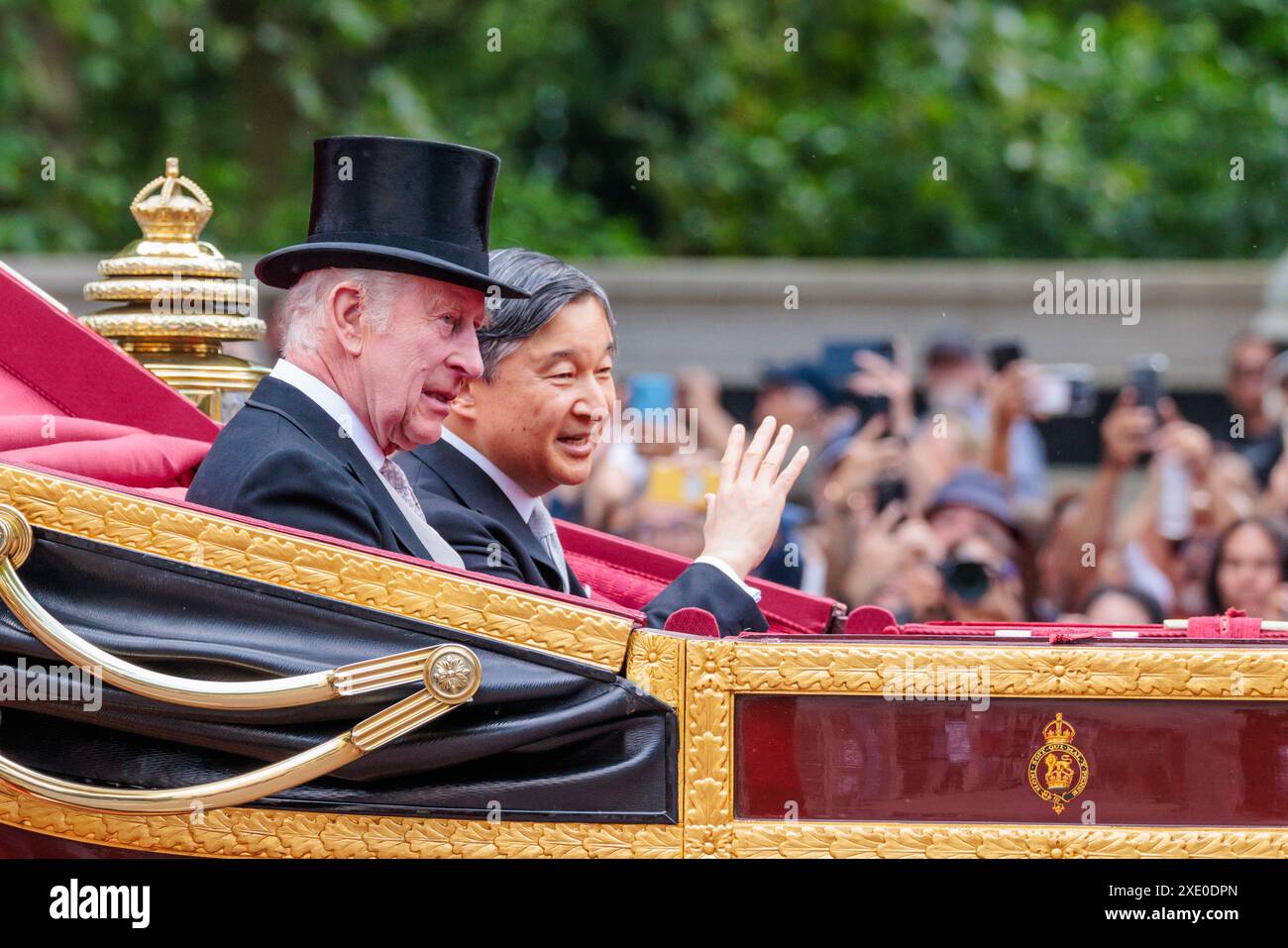 The Mall, Londres, Royaume-Uni. 25 juin 2024. Leurs Majestés, le roi Charles III et l'empereur Naruhito du Japon, montent dans le Landau de 1902 pour la procession en calèche le long du Mall après un accueil formel à Horse Guards Parade lors de la visite d'État du Japon au Royaume-Uni. Crédit : Amanda Rose/Alamy Live News Banque D'Images
