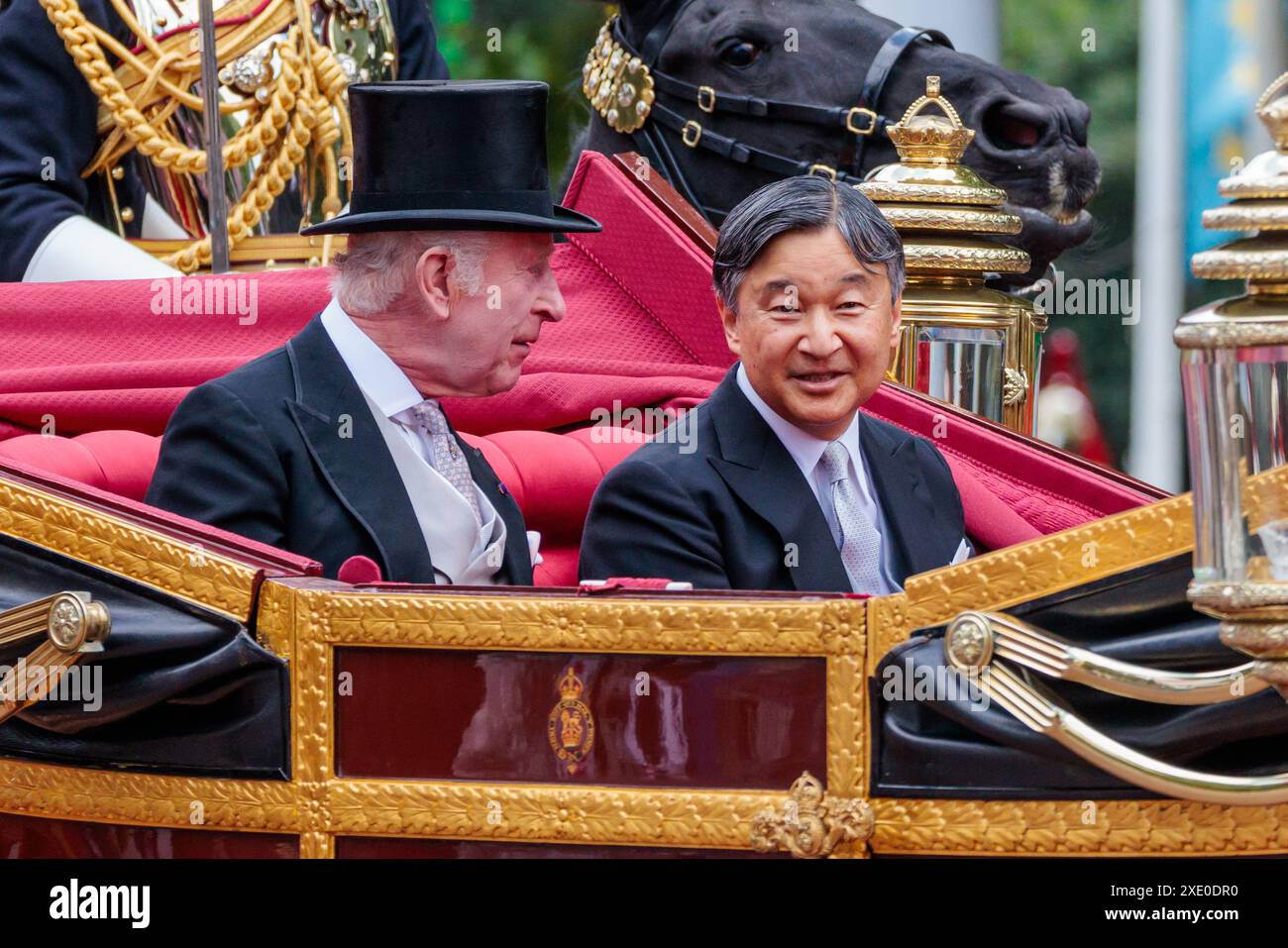 The Mall, Londres, Royaume-Uni. 25 juin 2024. Leurs Majestés, le roi Charles III et l'empereur Naruhito du Japon, montent dans le Landau de 1902 pour la procession en calèche le long du Mall après un accueil formel à Horse Guards Parade lors de la visite d'État du Japon au Royaume-Uni. Crédit : Amanda Rose/Alamy Live News Banque D'Images