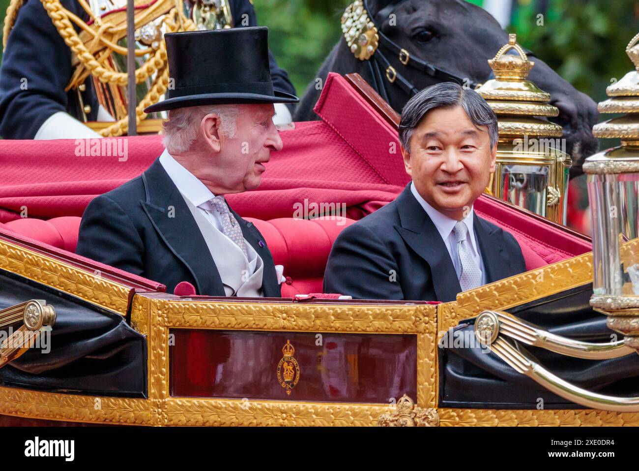 The Mall, Londres, Royaume-Uni. 25 juin 2024. Leurs Majestés, le roi Charles III et l'empereur Naruhito du Japon, montent dans le Landau de 1902 pour la procession en calèche le long du Mall après un accueil formel à Horse Guards Parade lors de la visite d'État du Japon au Royaume-Uni. Crédit : Amanda Rose/Alamy Live News Banque D'Images