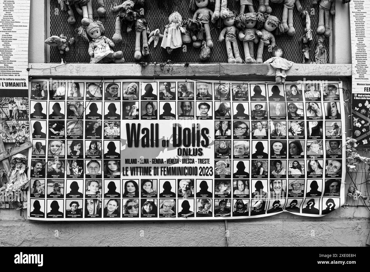 Wall of Dolls, une installation artistique est devenue un symbole contre les féminicides et la violence contre les femmes, dans la via de Amicis, Milan, Italie Banque D'Images