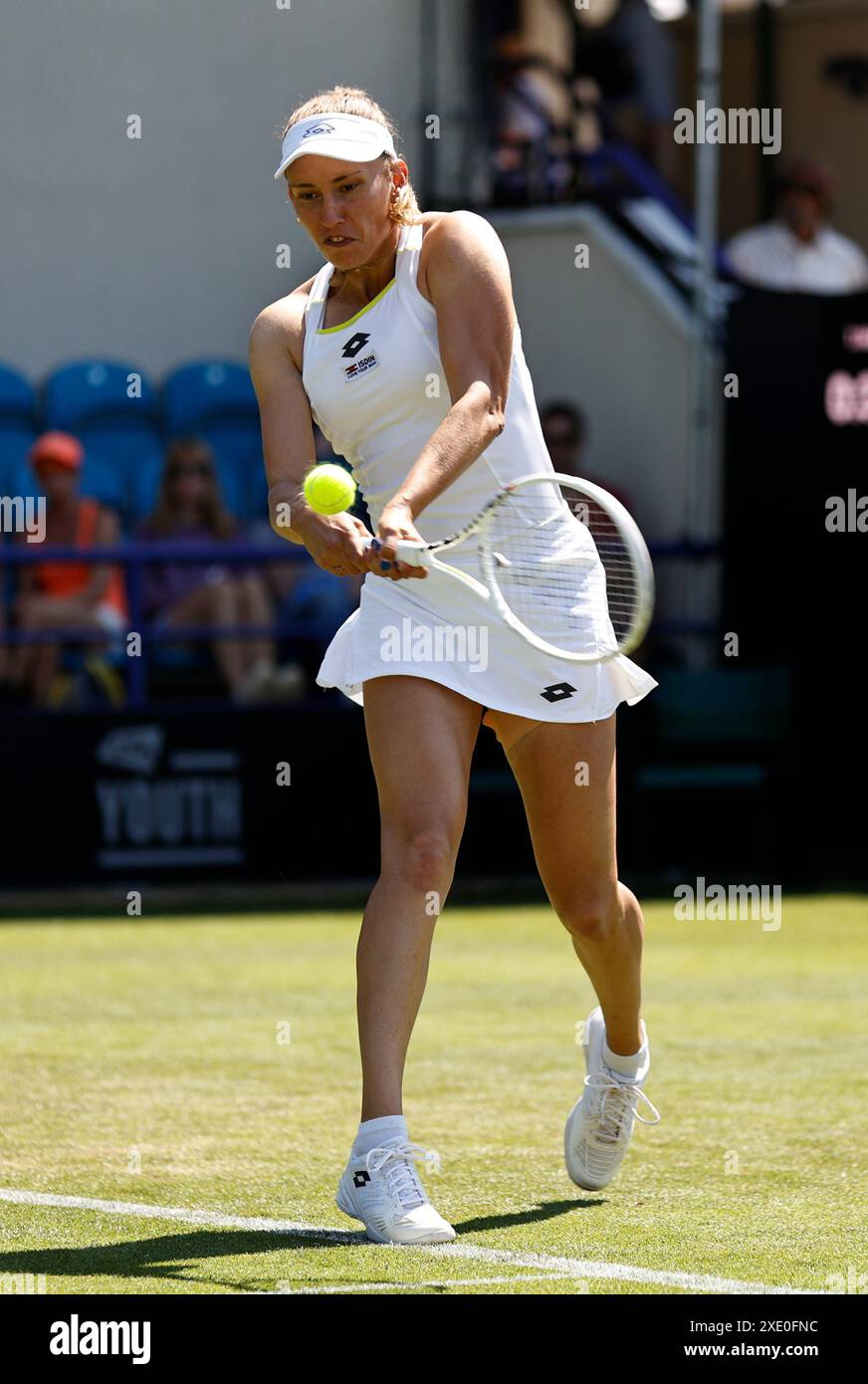 Eastbourne, East Sussex, Royaume-Uni. 25 juin 2024. Eastbourne, East Sussex, Royaume-Uni. Rothesay International Eastbourne, jour 2, Elise Mertens (bel) joue un revers contre Yuriko Miyazaki (GBR) femmes célibataires crédit : action plus Sports images/Alamy Live NewsCredit : action plus Sports images/Alamy Live News Banque D'Images