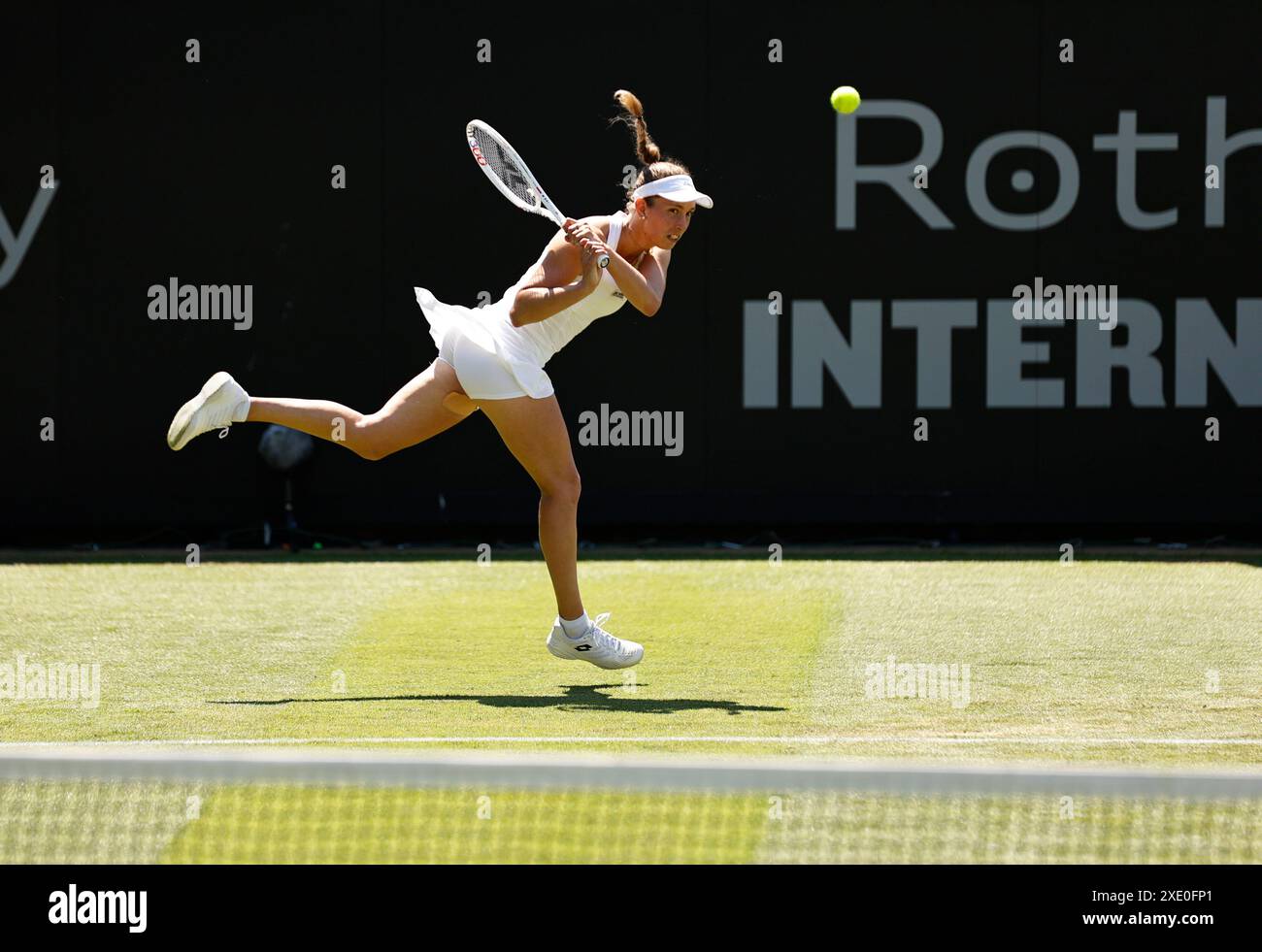 Eastbourne, East Sussex, Royaume-Uni. 25 juin 2024. Eastbourne, East Sussex, Royaume-Uni. Rothesay International Eastbourne, jour 2, Elise Mertens (bel) joue un revers contre Yuriko Miyazaki (GBR) femmes célibataires crédit : action plus Sports images/Alamy Live NewsCredit : action plus Sports images/Alamy Live News Banque D'Images