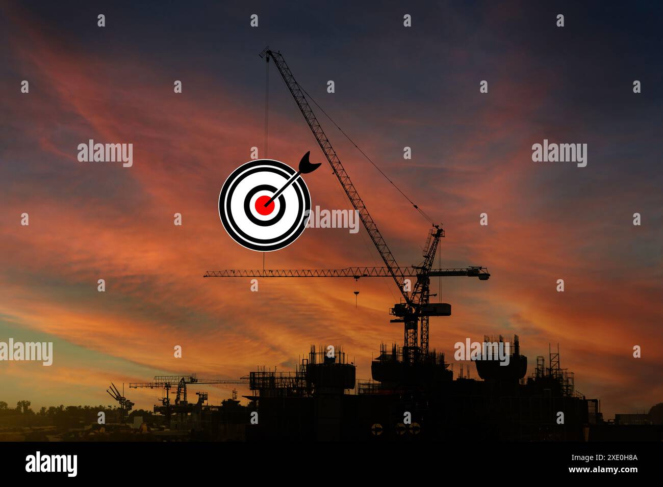 La grue est située sur un chantier de construction, entourée d'autres bâtiments de grande hauteur. La cible est rouge et blanche, avec un cercle noir au centre. C'est moi Banque D'Images