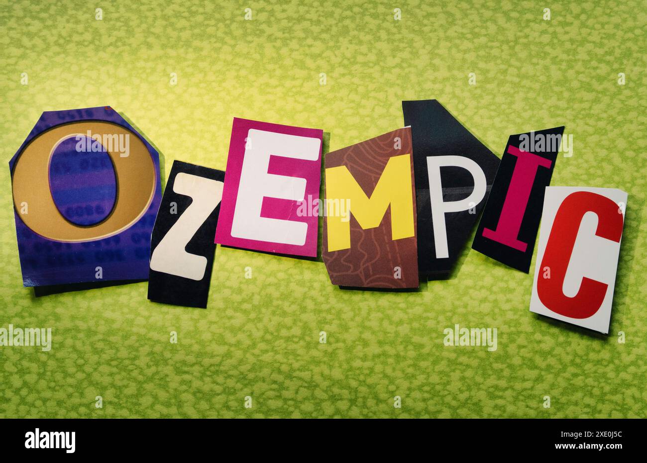 Le médicament 'Ozempic' est écrit dans la typographie de style note de rançon, USA 2024 Banque D'Images