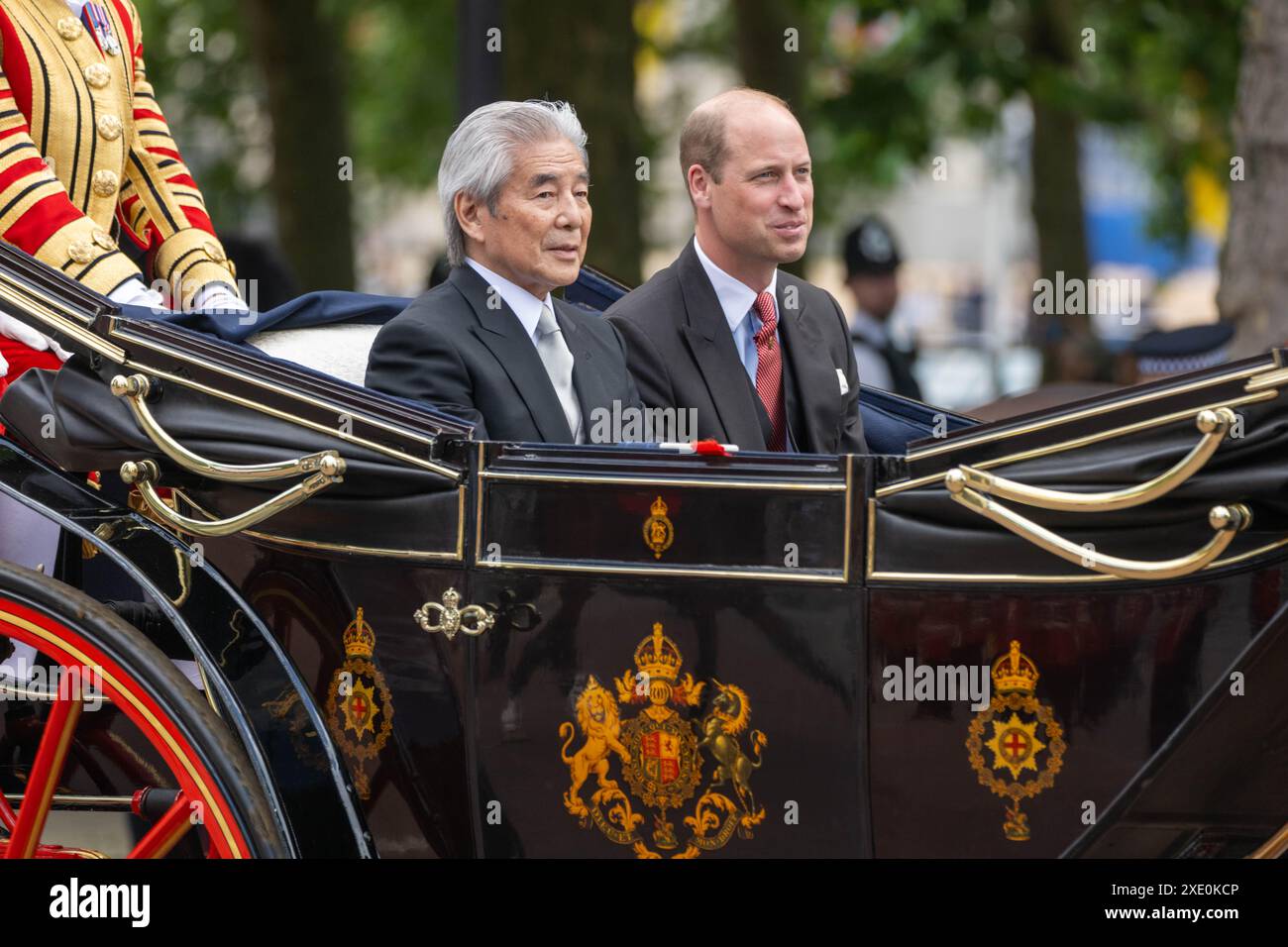 Londres, Royaume-Uni. 25 juin 2024. Visite d'État de l'empereur Naruhito et de l'impératrice Masako du Japon au Royaume-Uni, le parti royal quitte Horseguard Parade lors de l'un des jours les plus chauds de l'année le chef de la suite officielle du Japon, Hirofumi Nakasone et SAR le Prince William Credit : Ian Davidson/Alamy Live News Banque D'Images