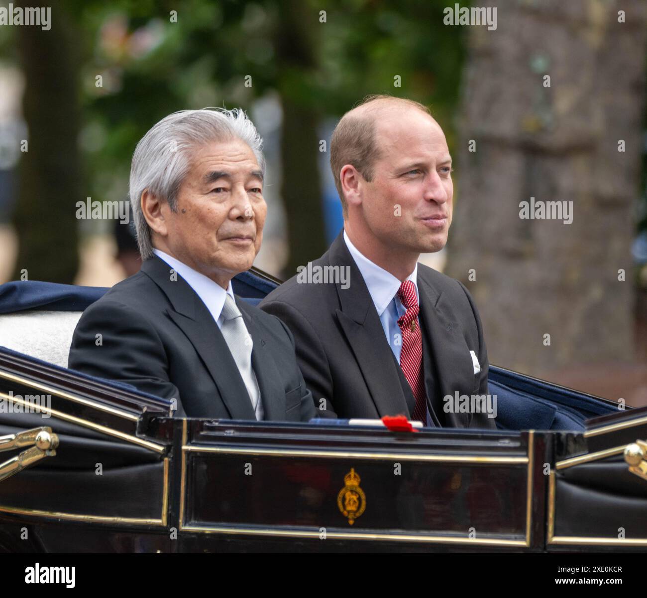 Londres, Royaume-Uni. 25 juin 2024. Visite d'État de l'empereur Naruhito et de l'impératrice Masako du Japon au Royaume-Uni, le parti royal quitte Horseguard Parade lors de l'un des jours les plus chauds de l'année le chef de la suite officielle du Japon, Hirofumi Nakasone et SAR le Prince William Credit : Ian Davidson/Alamy Live News Banque D'Images