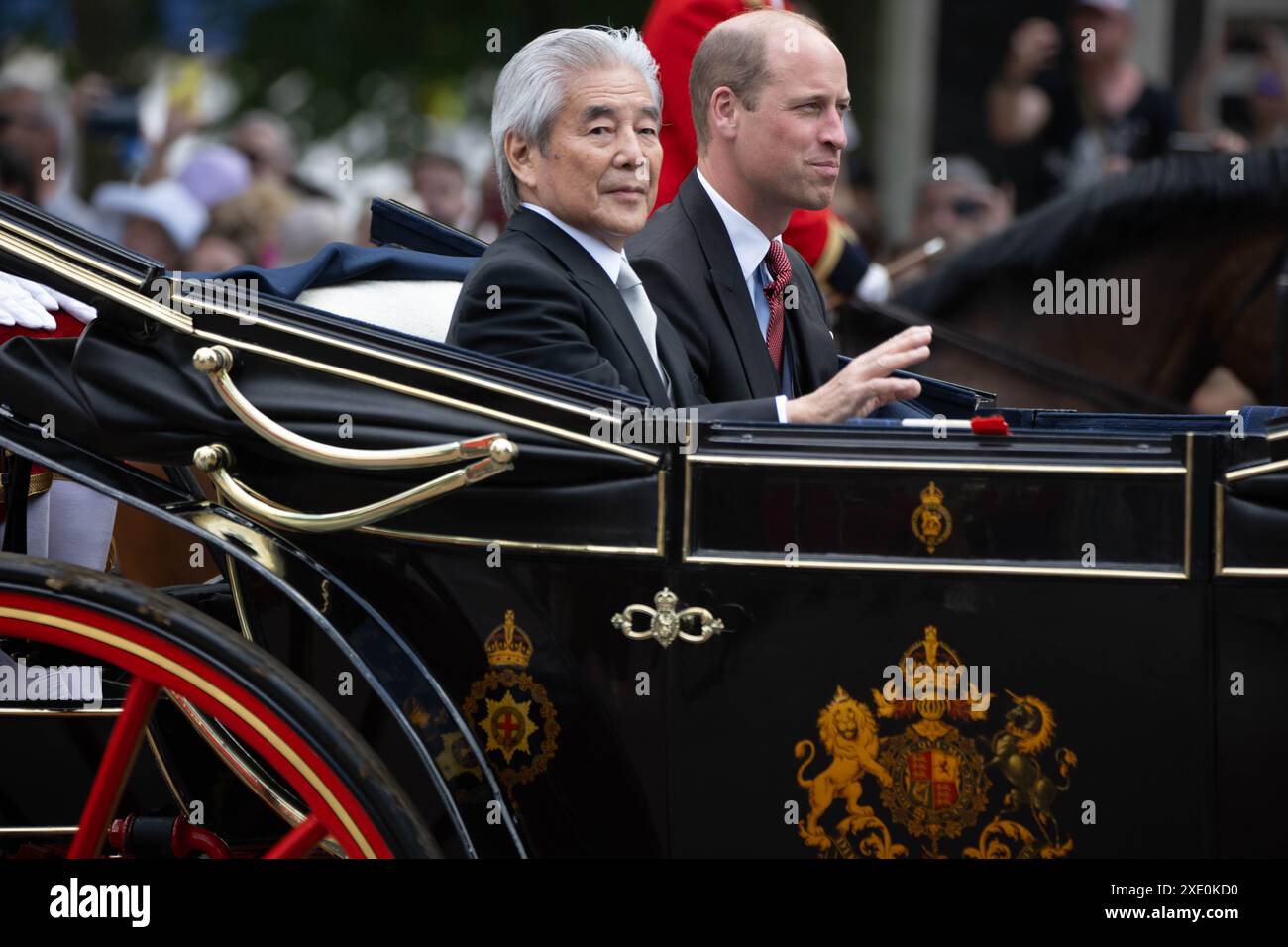 Londres, Royaume-Uni. 25 juin 2024. Visite d'État de l'empereur Naruhito et de l'impératrice Masako du Japon au Royaume-Uni, le parti royal quitte Horseguard Parade lors de l'un des jours les plus chauds de l'année le chef de la suite officielle du Japon, Hirofumi Nakasone et SAR le Prince William Credit : Ian Davidson/Alamy Live News Banque D'Images