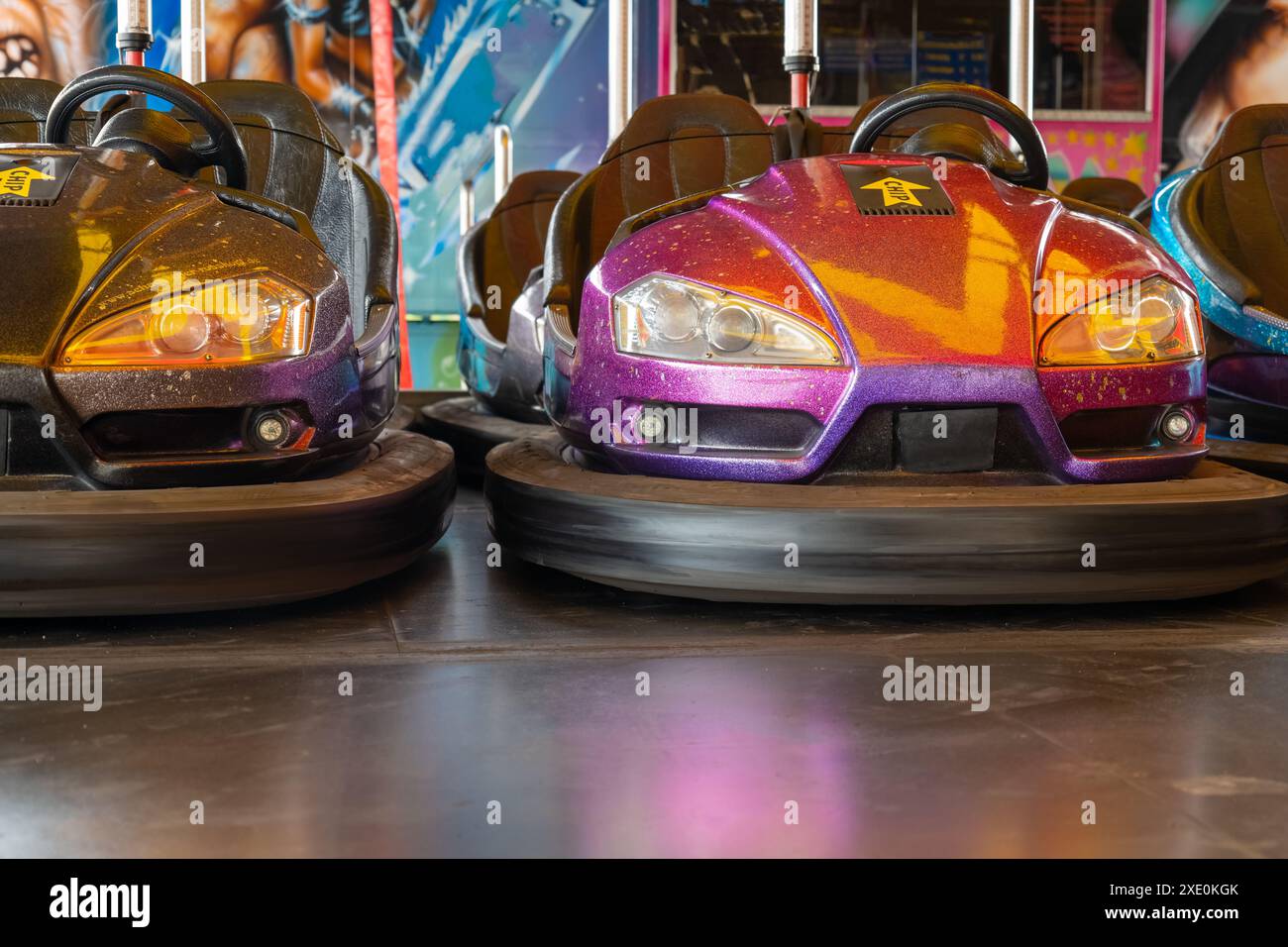 Voiture scooter voitures sur un champ de foire Banque D'Images