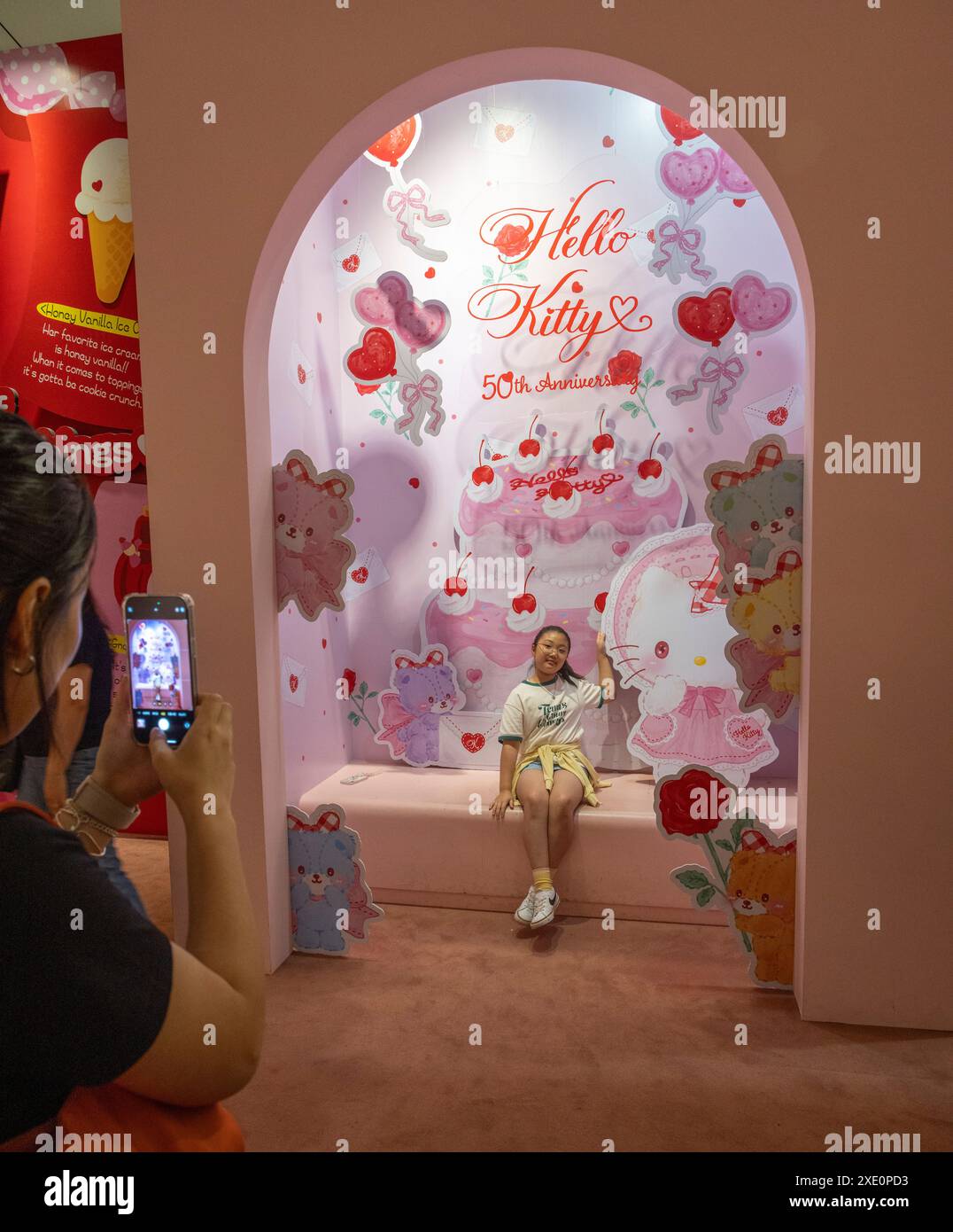 Mère photographiant sa fille, exposition spéciale Hello Kitty 50e anniversaire, Dongdaemun Design Plaza, Séoul, Corée du Sud Banque D'Images