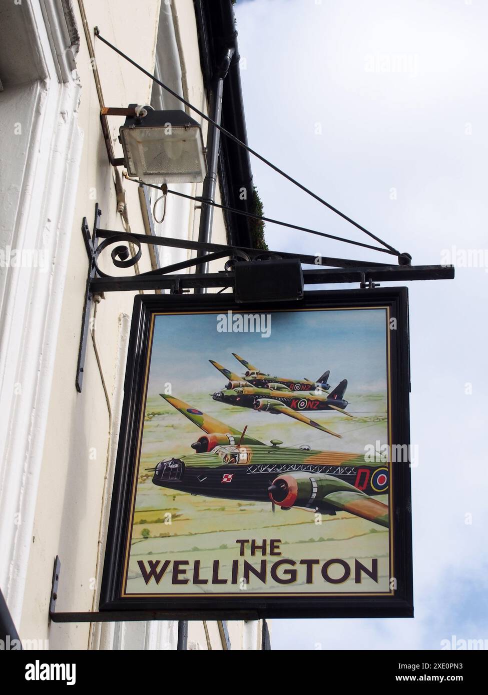 Signez avec un bombardier de la seconde guerre mondiale au-dessus du pub wellington dans le yorkshire de scarborough Banque D'Images