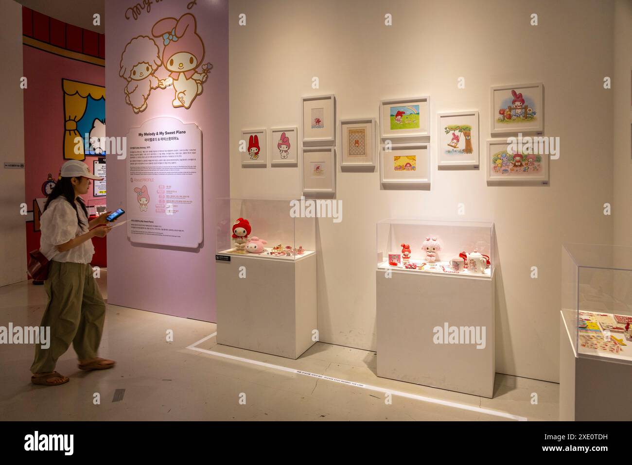 Fille regardant les personnages de Sanrio, exposition spéciale Hello Kitty 50e anniversaire, Dongdaemun Design Plaza, Séoul, Corée du Sud Banque D'Images