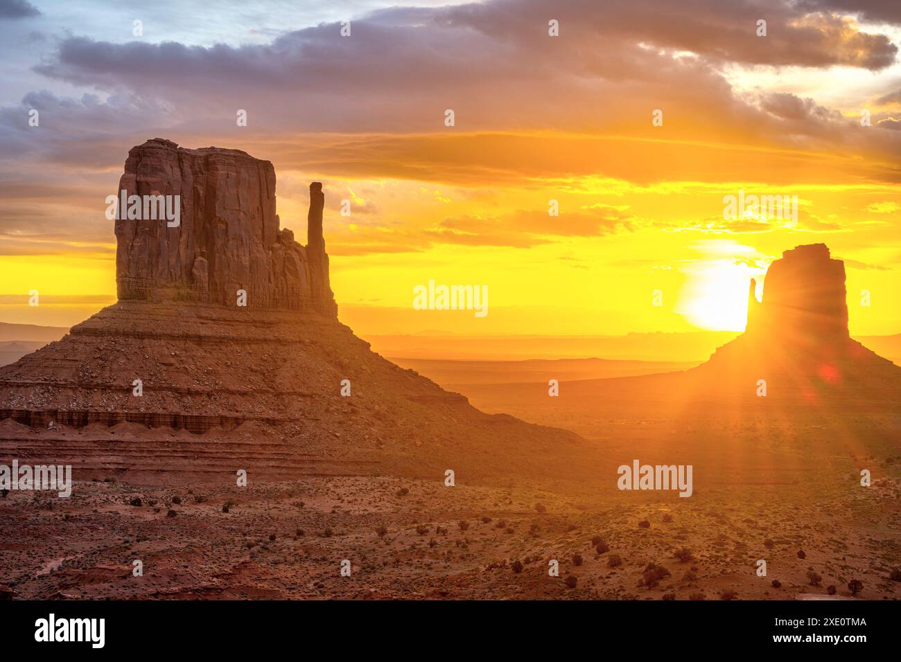 Lever du soleil dans la célèbre Monument Valley en Arizona, États-Unis Banque D'Images