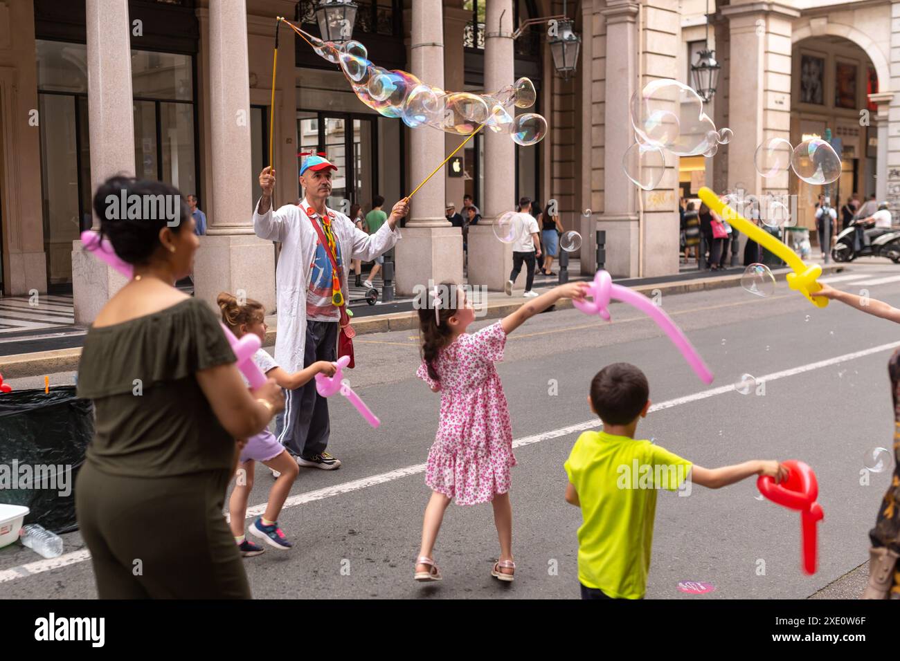 Turin, Italie - 22 juin 2024 : les enfants s'amusent à éclater des ballons de savon dans la rue à Turin, Italie. Banque D'Images