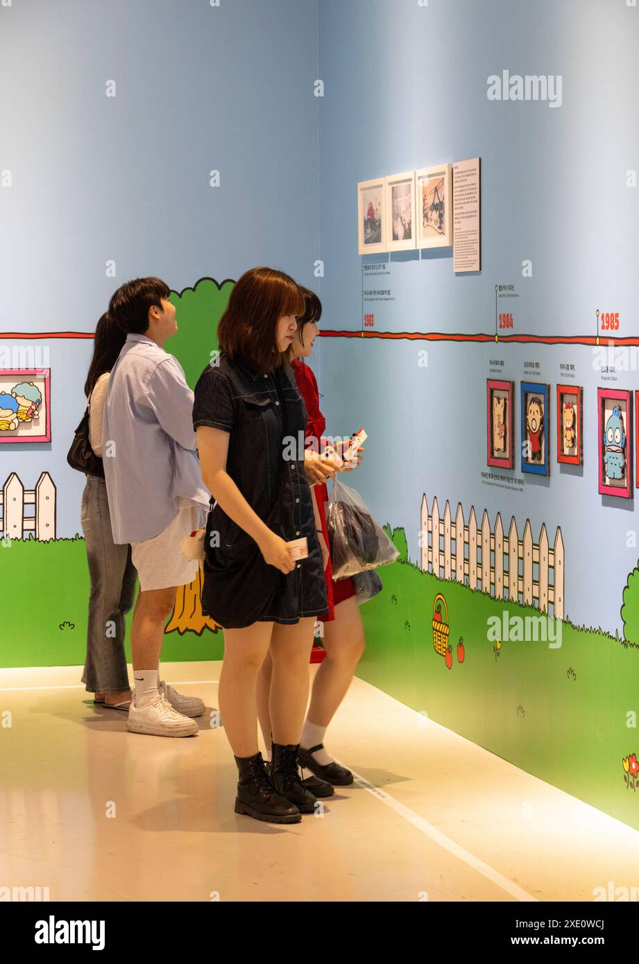 Quatre filles coréennes à l'exposition spéciale Hello Kitty 50e anniversaire, Dongdaemun Design Plaza, Séoul, Corée du Sud Banque D'Images