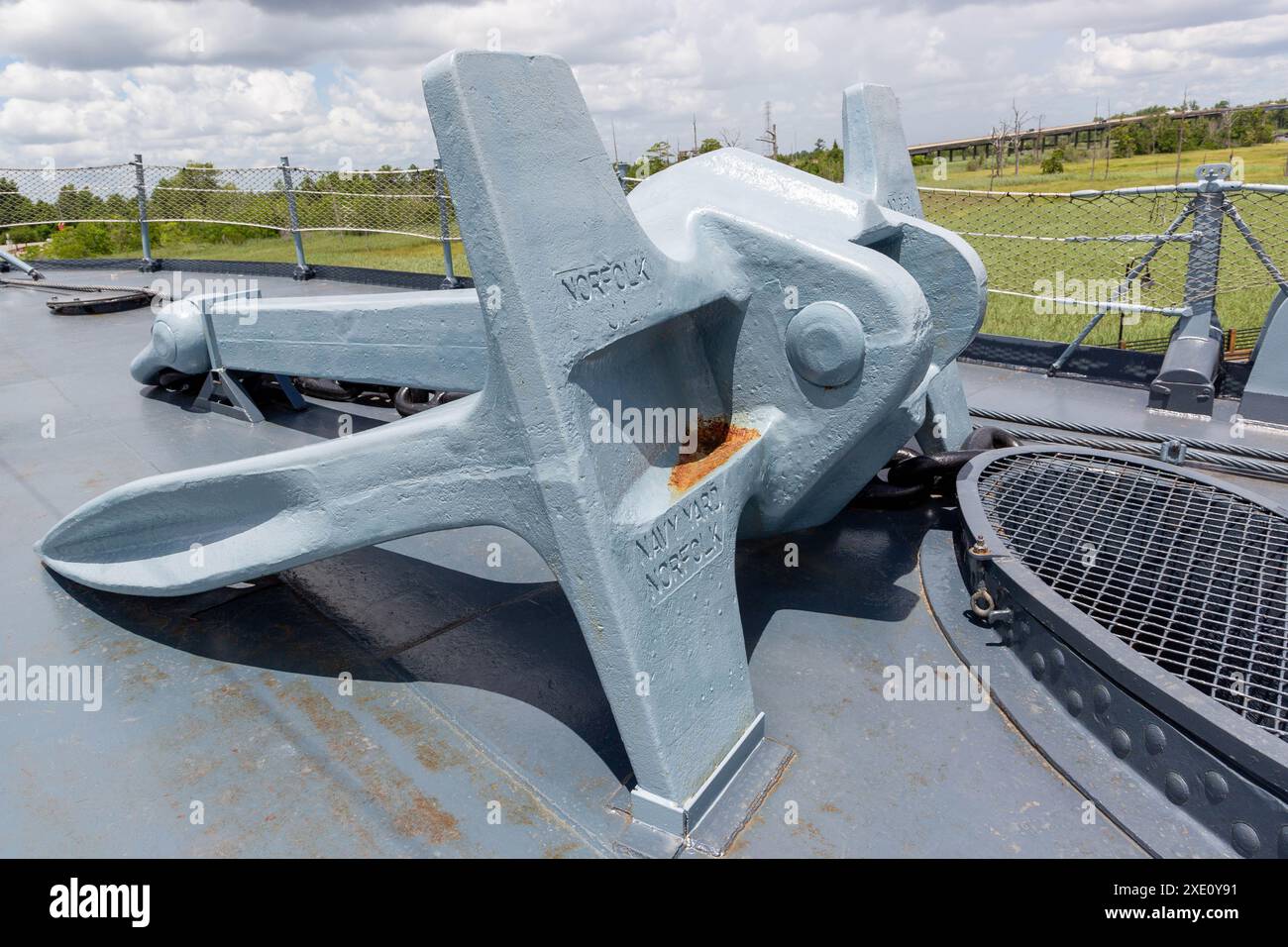 Wilmington, NC / USA - 22 juin 2024 : une vue de la barre sur le pont du cuirassé USS North Carolina. Banque D'Images