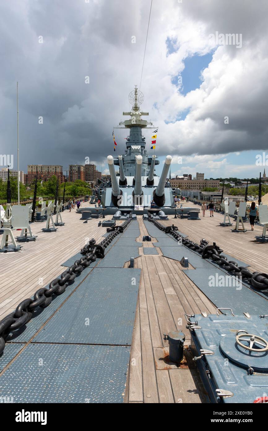 Wilmington, NC / USA - 22 juin 2024 : une vue de la proue du musée de la seconde Guerre mondiale à bord du cuirassé USS North Carolina. Banque D'Images